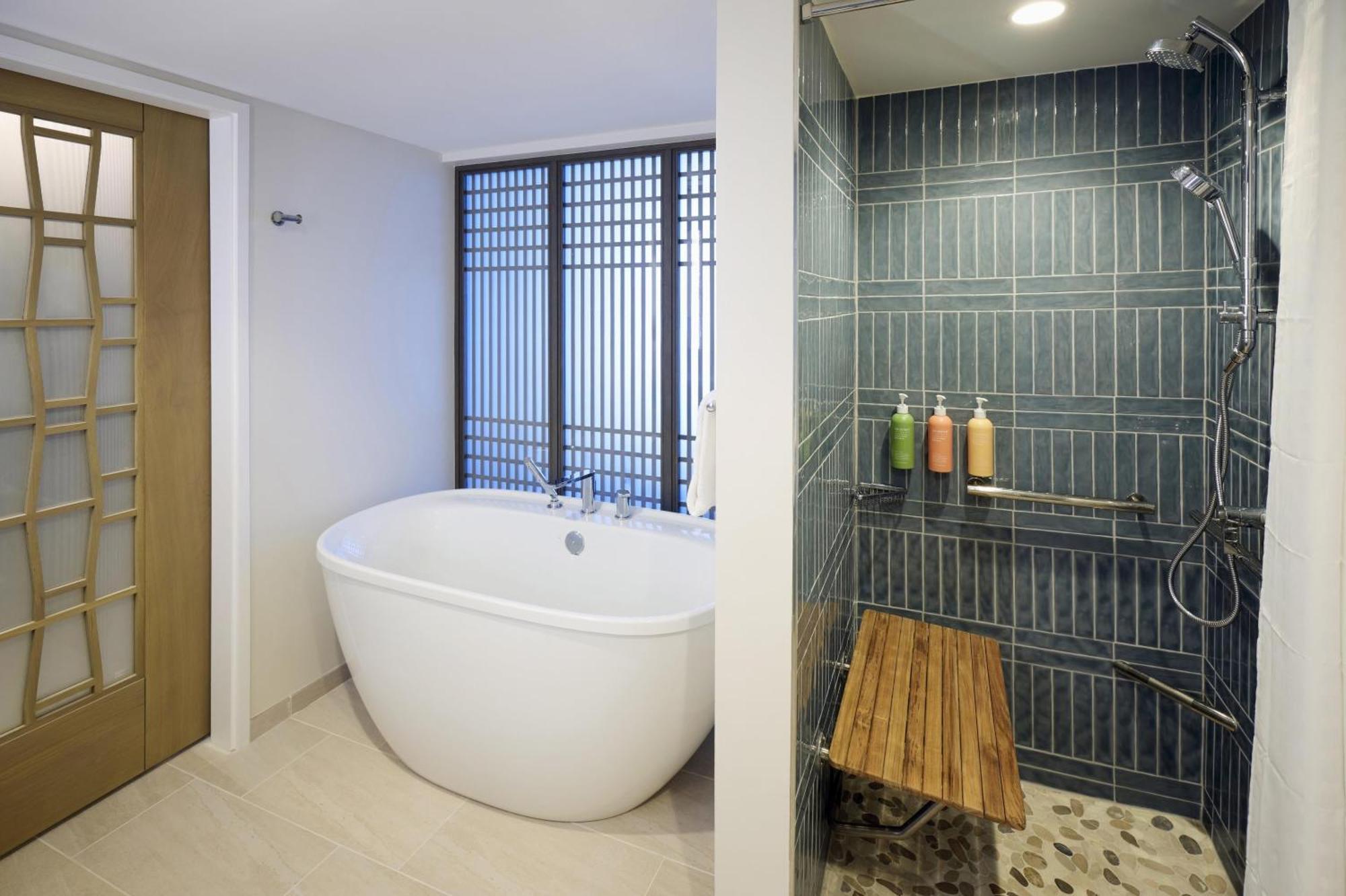 Rainbow King Room with Ocean View - Mobility Access